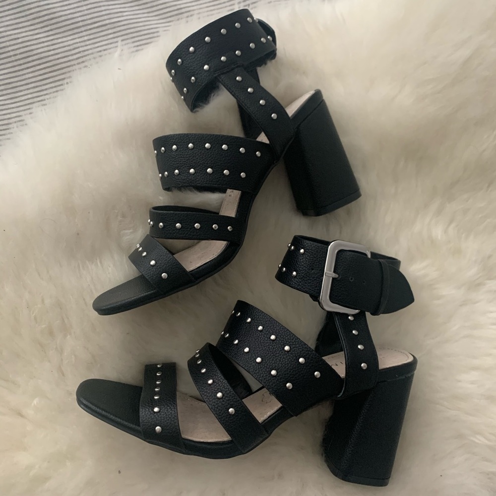 Black leather heeled sandals!